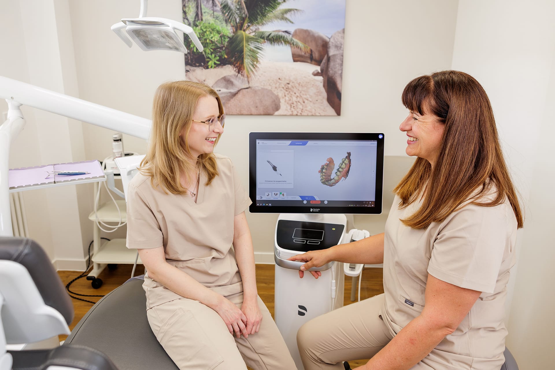 Zahnärztinnen Manja und Luisa