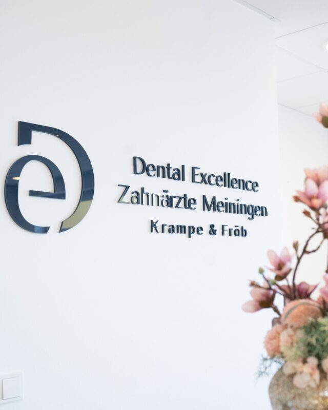 ✨ Dental Excellence Eröffnungsparty ✨Wir freuen uns, Sie zur feierlichen Eröffnung unserer neuen Praxisräume einzuladen!
📅 27.06.2026
🕓 ab 16:00 UhrFreuen Sie sich auf einen besonderen Nachmittag voller Kunst, Gesundheit und Inspiration. Neben der Eröffnung unserer neuen Räumlichkeiten erwartet Sie eine Vernissage mit ausgewählten Werken von Ines Schwerd.🥂 Sektempfang
🍴 Fingerfood
🖼️ Kunst & Inspiration
🦷 Praxisführungen
💬 Gute Gespräche in entspannter AtmosphäreLernen Sie unsere Praxis kennen, werfen Sie einen Blick hinter die Kulissen und feiern Sie diesen besonderen Tag gemeinsam mit uns.
Wir freuen uns auf Ihren Besuch! ✨#dentalexcellence #meiningen #zahnarztpraxis #eröffnung