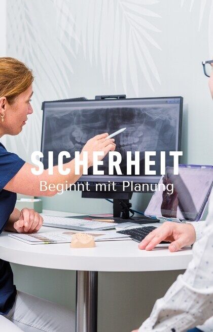 Was bedeutet eigentlich 3D-navigierte Implantologie?Mithilfe moderner 3D-Röntgentechnologie erstellen wir ein detailliertes digitales Abbild Ihres Kiefers. So können Knochenstruktur, Nervenverläufe und die optimale Position des Implantats bereits vor dem Eingriff exakt analysiert und geplant werden.Diese präzise digitale Planung ermöglicht eine besonders sichere und schonende Implantation. Das Implantat wird genau dort eingesetzt, wo es funktionell und ästhetisch die besten Voraussetzungen bietet. Dadurch können Risiken minimiert, die Behandlungszeit optimiert und langfristig stabile Ergebnisse erzielt werden.Für Sie bedeutet das: mehr Sicherheit, mehr Vorhersehbarkeit und ein gutes Gefühl – von der Planung bis zum fertigen Zahnersatz. ✨👉 Vereinbaren Sie jetzt Ihren Beratungstermin und erfahren Sie, wie moderne 3D-navigierte Implantologie zu Ihrem neuen, sicheren Lächeln beitragen kann.#dentalexcellence #meiningen #zahnarztpraxis #implantologie