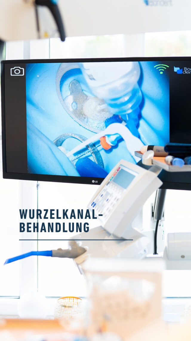 Eine Wurzelkanalbehandlung kann euren eigenen Zahn retten statt ihn zu verlieren. 🤍
Heute nehmen wir euch mit in die Praxis: Dr. Luisa Fröb-Koch und unsere ZFA Omol zeigen, wie eine Wurzelkanalbehandlung in Meiningen abläuft.✨ Der betroffene Zahn wird gründlich mit speziellen Spüllösungen desinfiziert
✨ Anschließend erfolgt die Abfüllung mit dichtem Füllmaterial, um Bakterien dauerhaft auszuschließen
✨ Ziel: der eigene Zahn bleibt langfristig erhalten – ganz ohne Implantat oder Brücke
✨ Vorteile: Erhalt der natürlichen Zahnsubstanz, schmerzfreies Kauen und ein selbstbewusstes LächelnEine Wurzelkanalbehandlung ist oft die schonendste Lösung, um einen entzündeten Zahn zu retten. Mit moderner Technik und viel Erfahrung sorgen wir dafür, dass euer Zahn wieder voll belastbar wird – für den Alltag und fürs Lachen.Wart ihr schon mal bei einer Wurzelkanalbehandlung? Erzählt uns von euren Erfahrungen! 🤍
Habt ihr Beschwerden an einem Zahn? Meldet euch bei uns – wir beraten euch gerne.#dentalexcellencemeiningen #zahnärztemeiningen #wurzelkanalbehandlung #zahnerhalt #endodontie