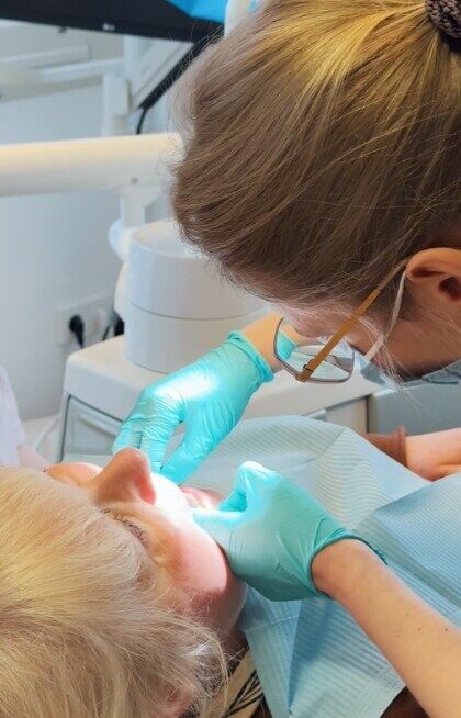 Fehlende Zähne oder Probleme mit dem Halt deiner aktuellen Versorgung?
Implantate können dir wieder ein sicheres Gefühl beim Kauen und Lächeln geben – ganz natürlich und langfristig.Du möchtest wissen, ob Implantate für dich infrage kommen?
Dann kontaktiere uns gerne!
Wir beraten dich individuell und nehmen uns die Zeit, die du brauchst 🤍#DentalExcellence #Implantate #Zahnarzt #Implantate #Zahnarztpraxis