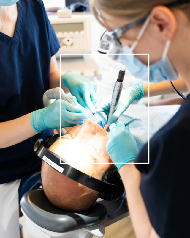 Zoom rein und seht selbst, wie präzise hier gearbeitet wird. 🙂‍↔️✨ Jeder Handgriff sitzt, weil er unzählige Male geübt wurde
✨ Präzisionsinstrumente ermöglichen exaktes Arbeiten selbst auf kleinstem Raum
✨ Ein eingespieltes Team koordiniert jeden Schritt in Echtzeit
✨ Kleinste Details entscheiden über den BehandlungserfolgWas von außen aussieht wie ein kurzer Moment, ist in Wirklichkeit das Ergebnis aus Erfahrung, Konzentration und eingespielter Teamarbeit. Genau diese Details machen für uns den Unterschied.Worauf achtet ihr am meisten, wenn ihr beim Zahnarzt seid? 🤍#dentalexcellencemeiningen #zahnärztemeiningen #meiningen #teamwork #zahnmedizin
