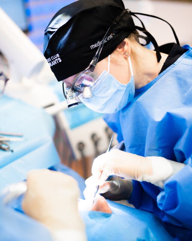 Ein Zahn muss raus – und jetzt?
In vielen Fällen kann direkt ein Implantat gesetzt werden.Das spart Zeit, schont oft das Gewebe und verkürzt den Weg zu festen Zähnen.
✔ Weniger Termine
✔ Schnellere Versorgung
✔ Fester Biss
✔ Mehr LebensqualitätOb es bei dir möglich ist, prüfen wir individuell.#DentalExcellence #meiningen #Implantat #Sofortimplantation #FesteZähne