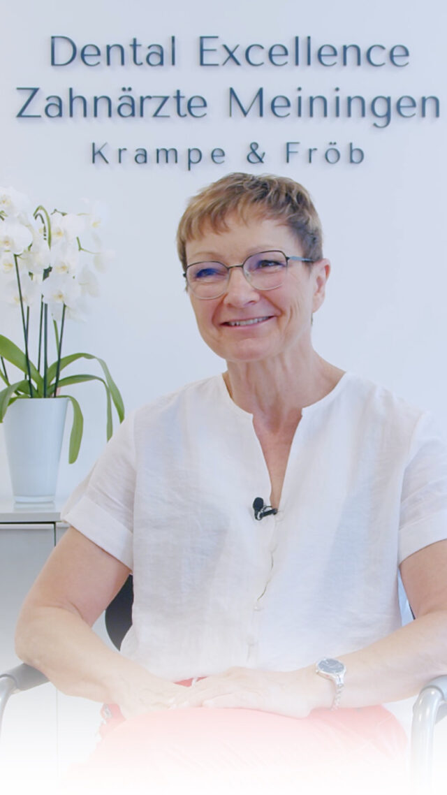 🤍 „Ich habe kein Implantat, ich habe normale Zähne." So beschreibt Kerstin heute ihr Ergebnis, und genau das ist es, was uns freut.Kerstin hatte sich die Implantation im Vorfeld viel schlimmer vorgestellt. Direkt bei uns bekam sie erstmal ein Provisorium, das man von außen nicht gesehen hat, sie konnte damit ganz normal sprechen und musste sich beim Essen nur ein wenig einschränken. Als die Einheilzeit vorbei war und das Implantat fest saß, war für Kerstin alles perfekt. Die Zeit ist schnell vergangen, und das Endergebnis sieht heute wunderschön natürlich aus.Danke Kerstin für dein Vertrauen! 🩵
Habt ihr Fragen zum Ablauf einer Implantation? Immer her damit 👇#dentalexcellence #zahnärztemeiningen #meiningen #implantat #patientenerfahrung