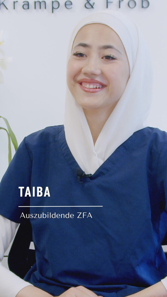 🤍 Letzte Woche habt ihr Taiba schon ein bisschen kennengelernt, heute wird es etwas persönlicher.Taiba kommt ursprünglich aus Afghanistan und lebt seit vier Jahren in Deutschland. Bei uns macht sie ihre Ausbildung zur ZFA, weil sie sich weiterentwickeln und gleichzeitig Menschen helfen möchte. In ihrer Freizeit geht sie gerne mit Freundinnen spazieren, hört Musik und liest Bücher, auf Deutsch, Englisch und in ihrer Muttersprache. Meiningen hat es ihr besonders angetan: die kleine Stadt, das Wetter und die vielen Sehenswürdigkeiten rundherum gefallen ihr sehr.Schön, dass du Teil unseres Teams bist, Taiba.
Habt ihr Fragen an Taiba? Immer her damit 👇#dentalexcellence #zahnärztemeiningen #meiningen #zfaausbildung #teamvorstellung