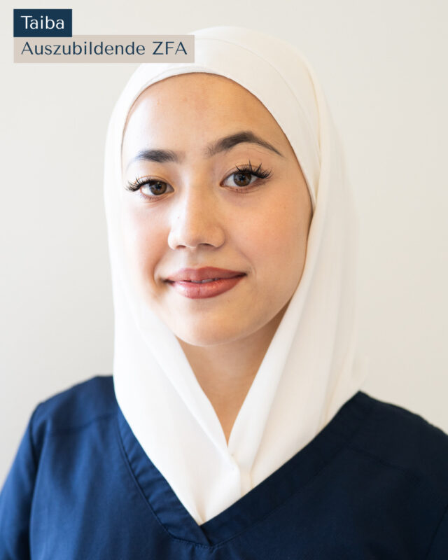 🤍 „Frieden im Herzen und Dankbarkeit im Leben" – das ist Taibas Lebensmotto, und genau diese Ruhe bringt sie auch mit ins Team.Taiba macht aktuell ihre Ausbildung zur ZFA bei uns in der Praxis, und wir sind wirklich froh, dass sie sich für uns entschieden hat.Freundlich, hilfsbereit, zielstrebig, neugierig und verantwortungsbewusst, so würden wir Taiba beschreiben. Für die Zahnmedizin hat sie sich entschieden, weil sie gerne mit Menschen arbeitet und der Gesundheitsbereich sie fasziniert. Wenn sie nicht bei uns in der Praxis ist, liest sie gerne, hört Musik oder geht spazieren. ✨Schön, dass du Teil unseres Teams bist, Taiba. Wir freuen uns auf unsere gemeinsame Zeit.#dentalexcellence #zahnärztemeiningen #meiningen #teamvorstellung #ausbildungzfa