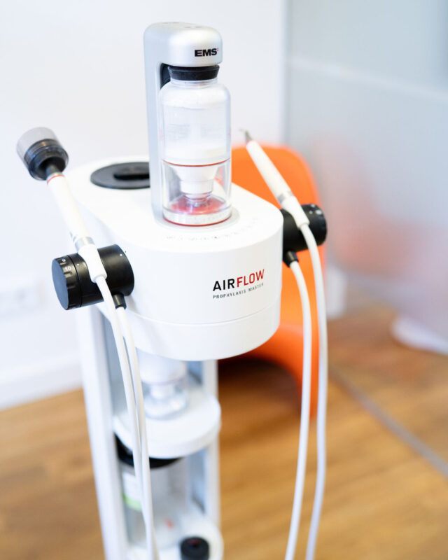 Saubere Zähne. Bis in die kleinsten Zwischenräume. ✨Bei der professionellen Zahnreinigung/Dentalhygiene entfernen wir Beläge, Bakterien und Verfärbungen gründlich und schonend. Dabei kommt unter anderem Airflow zum Einsatz: Ein feines Pulver-Wasser-Luft-Gemisch reinigt selbst schwer erreichbare Stellen und sorgt für ein angenehm glattes Zahngefühl. 🤍Damit das Ergebnis auch zu Hause lange erhalten bleibt, zeigen wir euch individuell, wie ihr eure Zähne optimal pflegt. Zum Beispiel mit der Solo-Bürste am Modell. Sie eignet sich besonders gut, um den Zahnfleischrand und schwer zugängliche Bereiche gezielt zu reinigen.Professionelle Prophylaxe/Dentalhygiene und die richtige Mundhygiene zu Hause ist die beste Kombination für langfristig gesunde Zähne. ✨#prophylaxe #dentalexcellence #zahnarztpraxis #meiningen