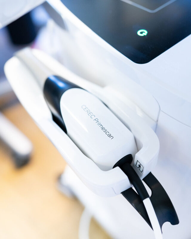 Abdruckmasse war gestern, heute setzen wir auf den digitalen CEREC-Scan.✨
Statt eines klassischen Abdrucks erfassen wir deine Zähne mit einer kleinen Kamera schnell, präzise und komfortabel. Das Ergebnis ist ein hochauflösendes 3D-Modell deiner Zähne – ganz ohne Abdrucklöffel.Deine Vorteile auf einen Blick:
✔️ Kein unangenehmer Würgereiz durch Abdruckmasse
✔️ Schnelle und präzise digitale Erfassung
✔️ Hoher Behandlungskomfort
✔️ Optimale Grundlage für passgenauen Zahnersatz
✔️ In vielen Fällen kann deine Krone sogar in nur einer Sitzung gefertigt und eingesetzt werden.Digitale Zahnmedizin macht deine Behandlung nicht nur angenehmer, sondern auch effizienter und präziser.
💬 Hast du schon einmal einen digitalen Zahnscan erlebt oder kennst du noch den klassischen Abdruck? Schreib es in die Kommentare! 👇📌 Speichere den Beitrag, wenn du mehr über moderne Zahnmedizin erfahren möchtest.#dentalexcellence #meiningen #cerec #zahnmedizin