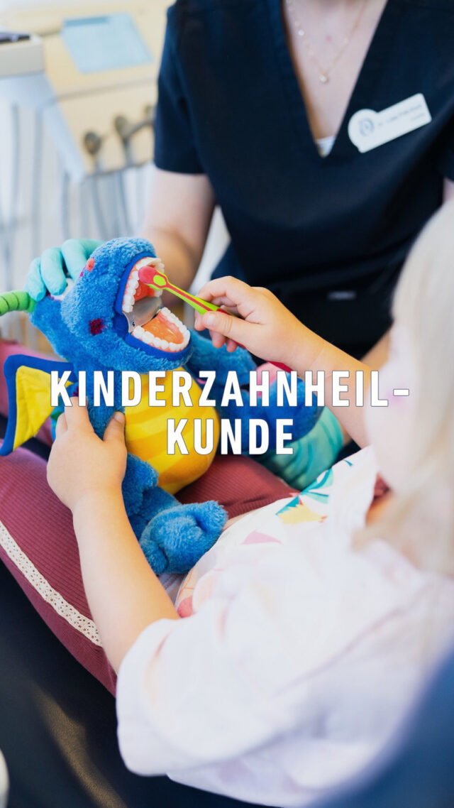 "Der hat doch eh nur Milchzähne, das muss noch nicht sein" – diesen Satz hören wir oft von Eltern. Ein Trugschluss, der nachhaltige Folgen haben kann!Milchzähne sind kein "Übungsmaterial" für die richtigen Zähne. Sie übernehmen wichtige Aufgaben: Kauen, Sprechen lernen und Platz halten für die späteren Zähne. Fällt einer zu früh aus oder wird beschädigt aufgrund unzureichender Pflege, kann das den ganzen Zahnwechsel durcheinanderbringen.❌ Eine Milchzahn-Karies kann sogar den bleibenden Zahn darunter schädigen
👨‍👩‍👧 Der erste Besuch bei uns ist meist reine Gewöhnung – kein Bohrer in Sicht
🎈 Wir gestalten den Termin kindgerecht und spielerisch
🪥 Ihr bekommt direkt Tipps fürs Zähneputzen zuhause mitDas Ziel: Euer Kind soll uns als vertrauten Ort kennenlernen, nicht erst dann, wenn's schon wehtut oder zu spät ist.❓ Hattet ihr auch Bedenken vorm ersten Zahnarztbesuch mit eurem Kind?
Teilt eure Erfahrung gerne mit uns!#kinderzahnheilkunde #zahnarztpraxis #dentalexcellence #meiningen