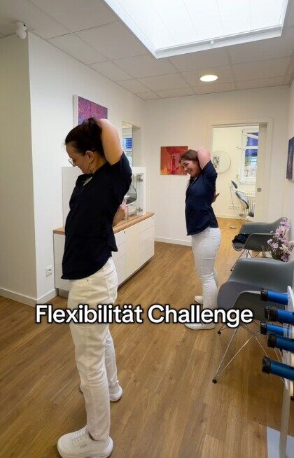 Wir haben die Flexibilität Challenge an der Arbeit ausprobiert.. sagen wir mal so, wir bleiben lieber bei der letzten Übung 😂#dentalexcellence #meiningen #zahnarztpraxis